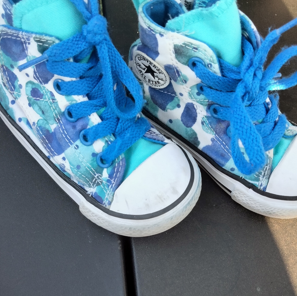 Converse, blue teal floral print girl shoes sz 7c